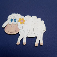 Lade das Bild in den Galerie-Viewer, Schaf mit Blume aus Holz