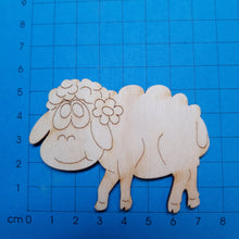 Lade das Bild in den Galerie-Viewer, Schaf mit Blume aus Holz