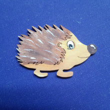 Lade das Bild in den Galerie-Viewer, Igel laufend aus Holz