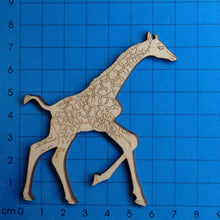 Lade das Bild in den Galerie-Viewer, Giraffenkalb aus Holz
