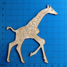 Lade das Bild in den Galerie-Viewer, Giraffenkalb aus Holz