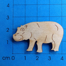 Lade das Bild in den Galerie-Viewer, Nilpferdkalb aus Holz