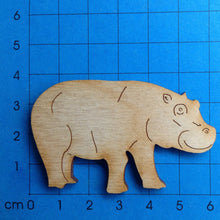 Lade das Bild in den Galerie-Viewer, Nilpferdkalb aus Holz