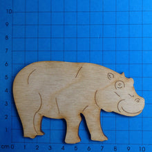 Lade das Bild in den Galerie-Viewer, Nilpferdkalb aus Holz