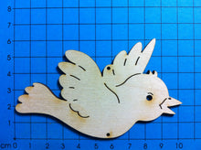 Lade das Bild in den Galerie-Viewer, Kleiner fliegender Vogel aus Holz