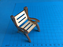 Lade das Bild in den Galerie-Viewer, Stuhl aus Holz