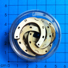 Lade das Bild in den Galerie-Viewer, Hufeisen aus Holz