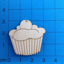 Lade das Bild in den Galerie-Viewer, Cupcake aus Holz