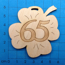 Lade das Bild in den Galerie-Viewer, Kleeblatt aus Holz mit Zahlen graviert 6cm