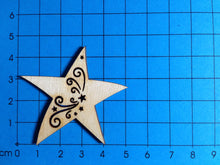 Lade das Bild in den Galerie-Viewer, Stern mit Tribal aus Holz