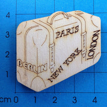 Lade das Bild in den Galerie-Viewer, Koffer mit Schrift aus Holz