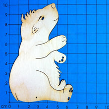 Lade das Bild in den Galerie-Viewer, Eisbär sitzend aus Holz