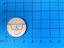 Lade das Bild in den Galerie-Viewer, Button mit Gesicht aus Holz, Sonnenbrille