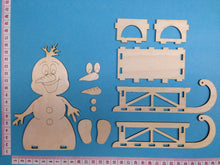 Lade das Bild in den Galerie-Viewer, Schneemann "Snowy" mit Schlitten aus Holz