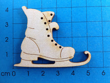 Lade das Bild in den Galerie-Viewer, Schlittschuh antik aus Holz