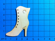 Lade das Bild in den Galerie-Viewer, Stiefelette aus Holz