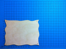Lade das Bild in den Galerie-Viewer, Schild wellig aus Holz