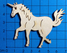 Lade das Bild in den Galerie-Viewer, Einhorn aus Holz