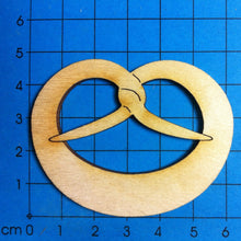 Lade das Bild in den Galerie-Viewer, Brezen aus Holz