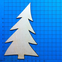 Lade das Bild in den Galerie-Viewer, Tannenbaum leicht gekrümmt aus Holz  Dekoidee Winter, Dekoidee Weihnachten, Weihnachtsgeschenke, Tannenbaumausholz, Basteln mit Kindern Weihnachten einfach, Weihnachtsbaum aus Holz, Basteln Weihnachtszeit, Bastelideen aus Holz, Tannenbaum bemalen, Weihnachtsbasteln, Basteln mit Kindern Winter, Weihnachtsdeko, Tannenbäume für Landschaften, Basteln mit Kindern,  Basteln mit Kindern Weihnachten einfach, Weihnachtsbasteln, Bastelideen aus Holz, Dekoidee Weihnachten, Weihnachtsbaum aus Holz, Tannenbaumausholz,