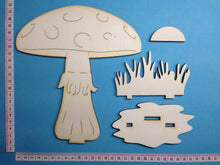 Lade das Bild in den Galerie-Viewer, Fliegenpilz mit Gras zum Stellen aus Holz
