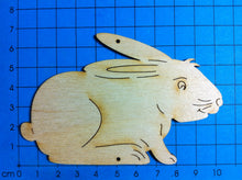 Lade das Bild in den Galerie-Viewer, Feldhase hockend aus Holz