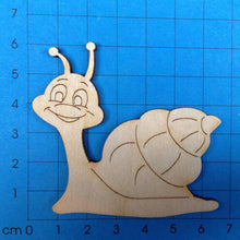 Lade das Bild in den Galerie-Viewer, Schnecke lächelnd aus Holz