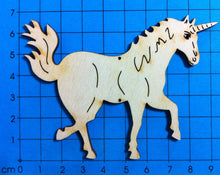 Lade das Bild in den Galerie-Viewer, Einhorn aus Holz