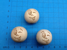 Lade das Bild in den Galerie-Viewer, Holzkugeln mit Gesicht (25mm)