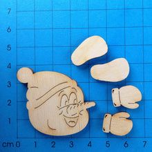 Lade das Bild in den Galerie-Viewer, Schneemann mit Mütze aus Holz, Kantenhocker