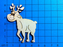 Lade das Bild in den Galerie-Viewer, Rentier seitlich schauend aus Holz