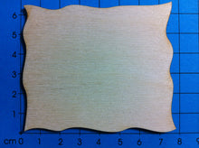 Lade das Bild in den Galerie-Viewer, Schild wellig aus Holz
