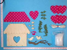 Lade das Bild in den Galerie-Viewer, Haus aus Holz mit Filzherzen