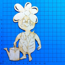Lade das Bild in den Galerie-Viewer, Blumenkind mit Gießkanne aus Holz