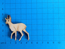 Lade das Bild in den Galerie-Viewer, Rehbock aus Holz