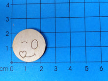 Lade das Bild in den Galerie-Viewer, Button mit Gesicht aus Holz, zwinkernd Herz senden