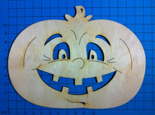 Lade das Bild in den Galerie-Viewer, Runder Kürbis mit lustigem Gesicht aus Holz