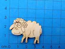Lade das Bild in den Galerie-Viewer, Schaf mit Blume aus Holz