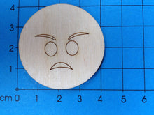 Lade das Bild in den Galerie-Viewer, Button mit Gesicht aus Holz, verärgert
