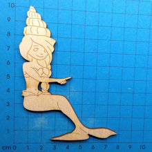 Lade das Bild in den Galerie-Viewer, Meerjungfrau aus Holz
