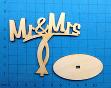 Lade das Bild in den Galerie-Viewer, "Mr&Mrs" mit gedrehtem Ständer aus Holz