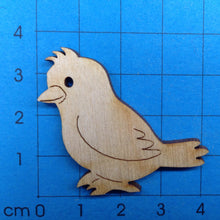 Lade das Bild in den Galerie-Viewer, Kleiner sitzender Vogel aus Holz