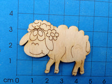 Lade das Bild in den Galerie-Viewer, Schaf mit Blume aus Holz