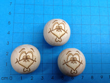 Lade das Bild in den Galerie-Viewer, Holzkugeln mit Gesichter Zubehör Blumenkinder, Gesicht, Kugel mit Gesicht, Holzkugel mit Gesicht, Kinderbasteln, Gesichter für Blumenkinder, Basteln mit Kinder, Zubehör Blumenkinder, Kugel mit Gesicht, Kinderbasteln, Basteln mit Kinder, Gesichter für Blumenkinder, Gesicht, Holzkugel mit Gesicht, KUG 9125SB