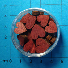 Lade das Bild in den Galerie-Viewer, Herzen symmetrisch aus Holz in Dosen, farbig lasiert