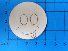 Lade das Bild in den Galerie-Viewer, Button mit Gesicht aus Holz, ausgesteckter Zunge