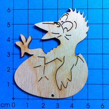 Lade das Bild in den Galerie-Viewer, Rabe im Ei aus Holz