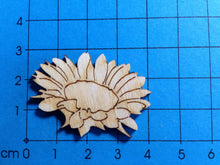 Lade das Bild in den Galerie-Viewer, Sonnenblumenblüte aus Holz