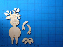 Lade das Bild in den Galerie-Viewer, Rentier mit Mütze als Standfigur aus Holz