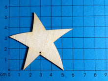 Lade das Bild in den Galerie-Viewer, 6cm mit 1Loch Weihnachtsbasteln, basteln mit Holz, Sterne basteln Weihnachten, Sterne malen, Weihnachtsdekoration, Bastelidee Winter, basteln mit Kindern im Winter, Deko mit Sternen aus Holz gestalten, Sterne aus Holz basteln, Weihnachtsdeko gestalten, Geschenkidee für Weihnachten, Winterdeko selbst gestalten, Sterne malen, Sterne basteln Weihnachten, Winterdeko selbst gestalten, Sterne aus Holz basteln, Weihnachtsdekoration, Deko mit Sternen aus Holz gestalten, basteln mit Kindern im Winter, Weihnachtsba